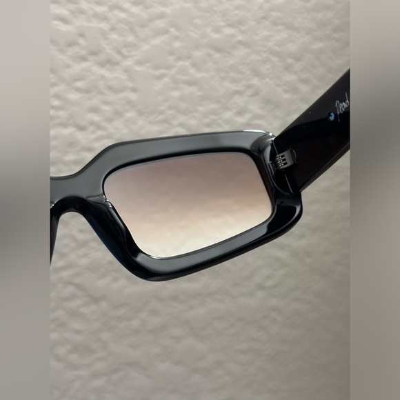 DEZI Read The Room Sunglasses - Picture 15 of 16